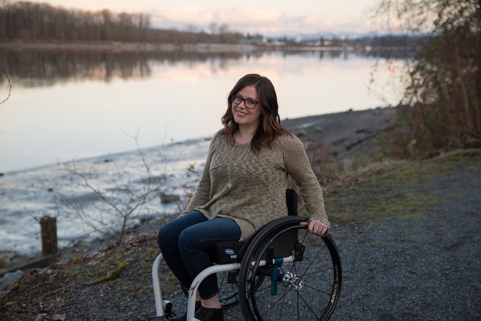 mujer en silla de ruedas junto al rio